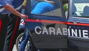 minaccia i carabinieri,