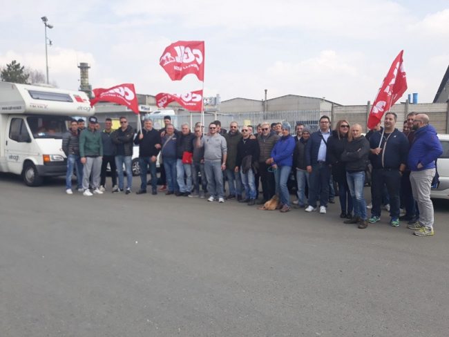 Manifestazione sindacale davanti alla fabbrica contro un "grave provvedimento"
