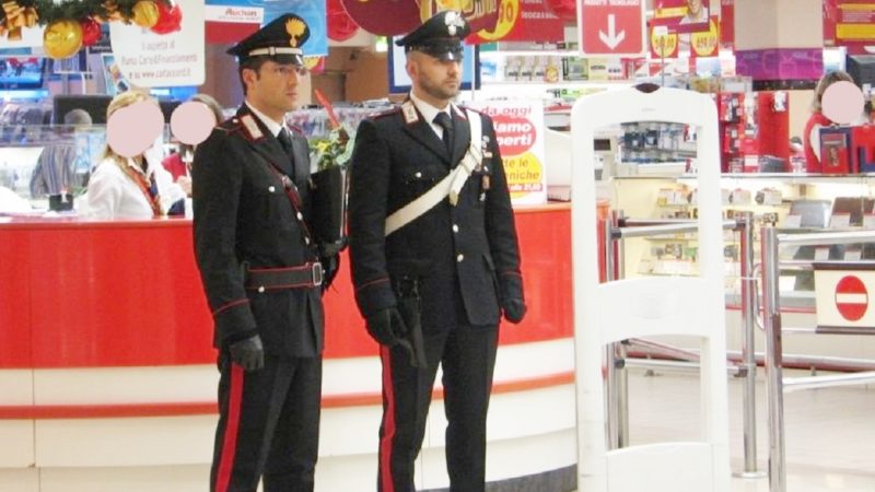 Inseguito dai carabinieri con 19 confezioni di Parmigiano sotto la giacca