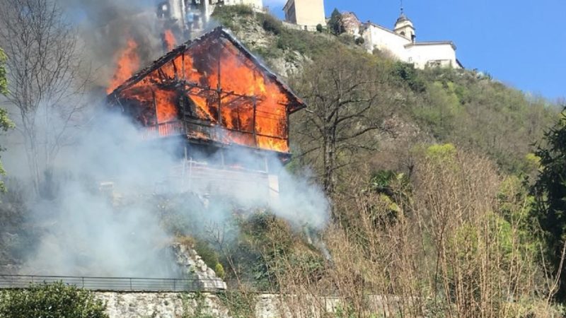 incendio muntisel sconcerto a varallo le foto del disastro notizia oggi borgosesia