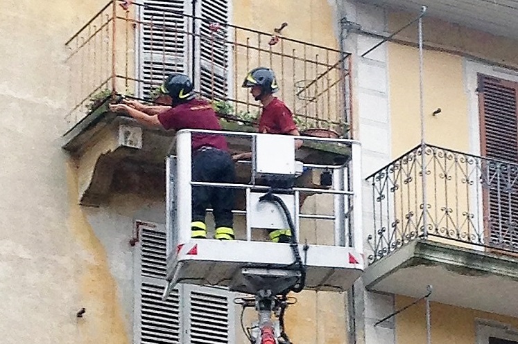 Balcone pericolante: vigili al lavoro a Grignasco