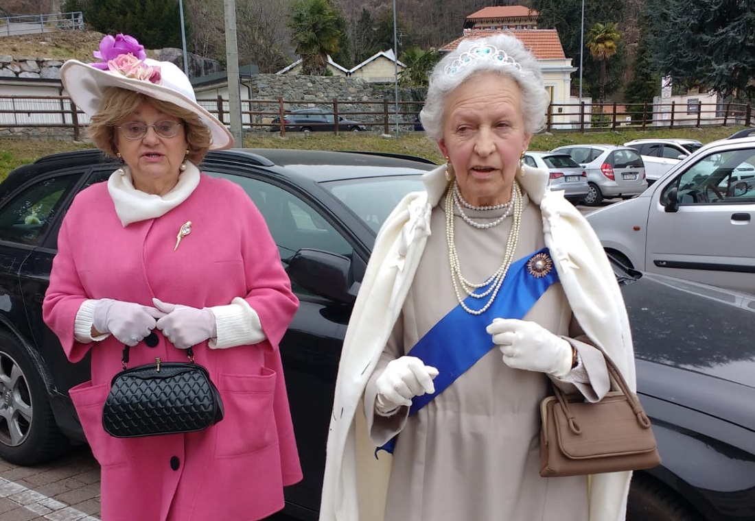 Elisabetta d'Inghilterra e Camilla ospiti al carnevale di Varallo