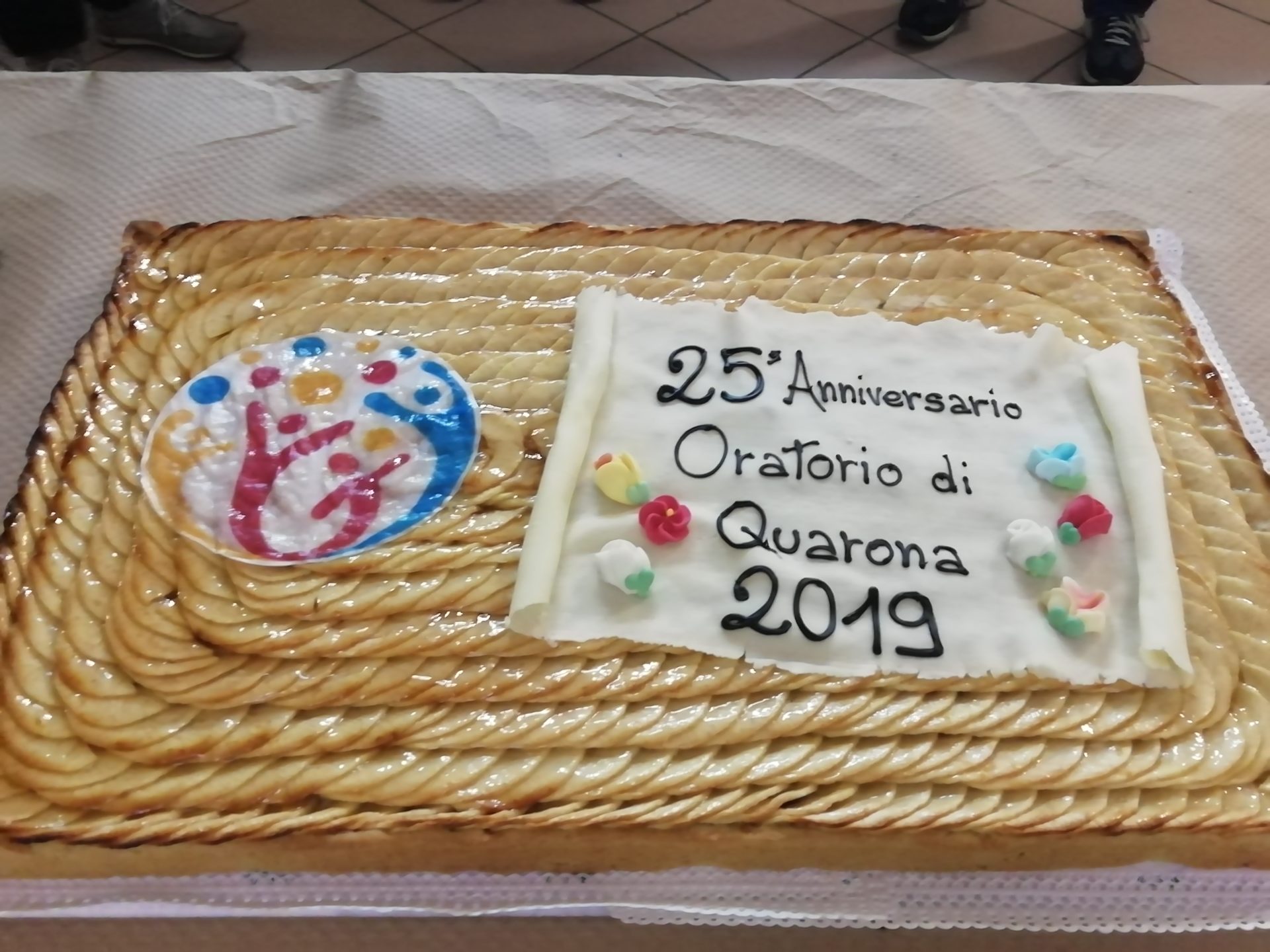 Quarona festeggia i 25 anni dell’oratorio torta