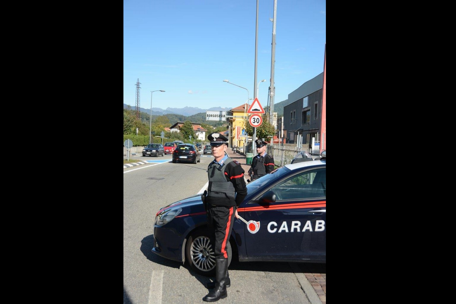 aggrediscono i carabinieri