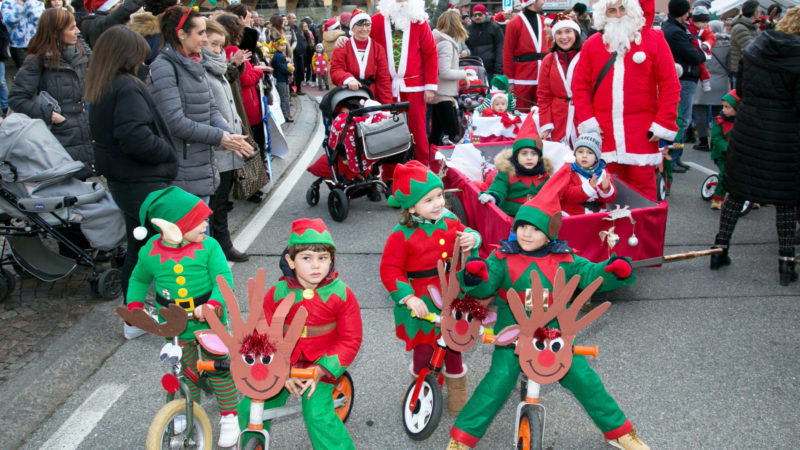 Immagini Di Bambini Di Natale.Romagnano Parata Dei Bambini Apre Le Feste Di Natale Le Foto Notizia Oggi Borgosesia