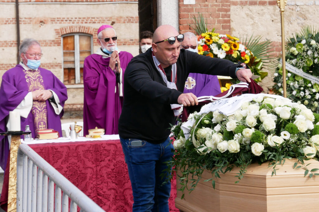 La voce di Matteo commuove tutti: il funerale a Gattinara | LE FOTO