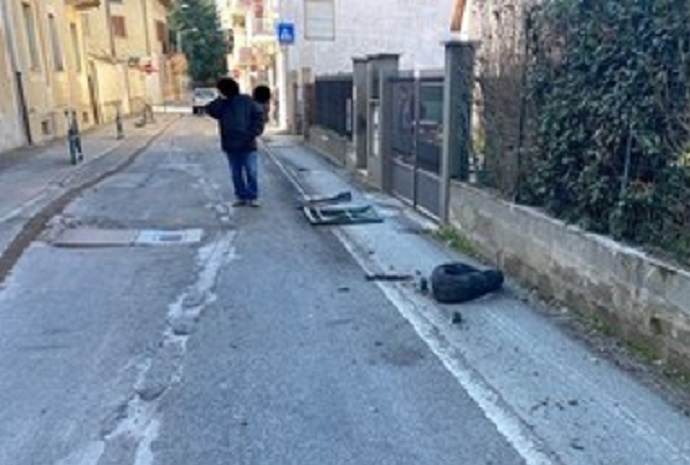 Colto da malore si schianta contro un’auto in sosta