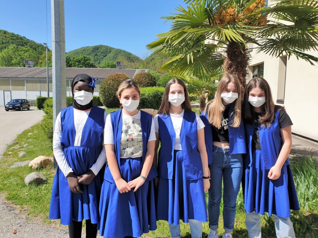 Scuola Valsessera: le "sarte" confezionano i gilet per coro e orchestra