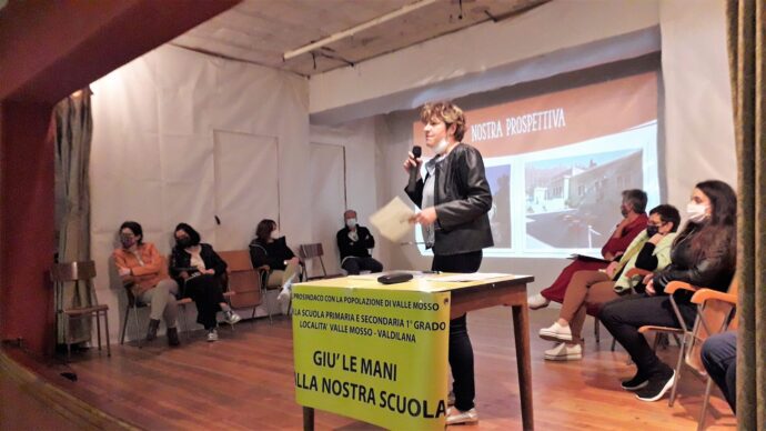 Piano scuole, annuncio con nulla intorno. La protesta a Valdilana