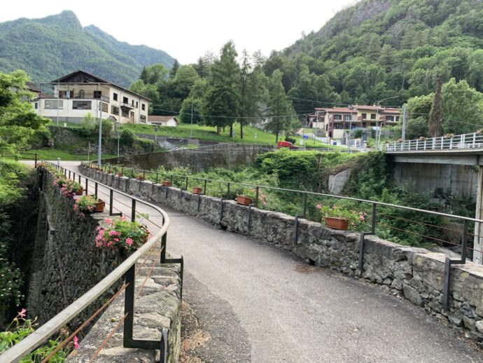 Vandali a Varallo buttano nel fiume i gerani posati per il Giro d'Italia