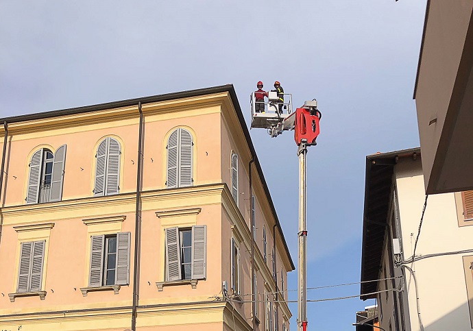 Romagnano vigili in azione per le tegole del Curioni che minacciavano di cadere