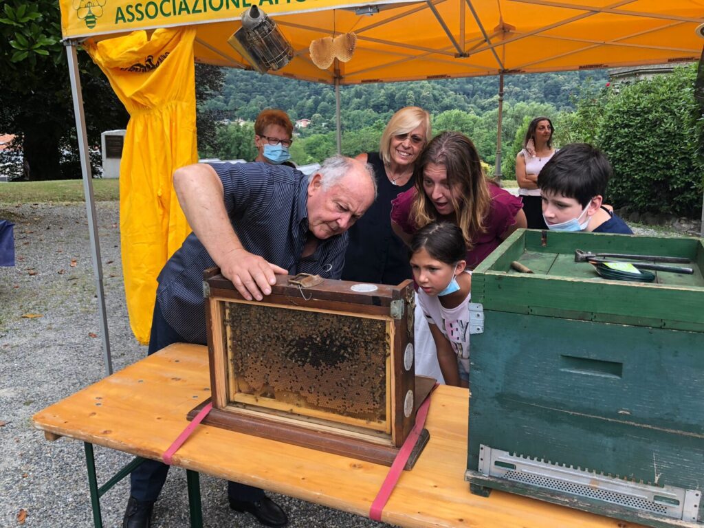 Bimbi di Quarona scoprono il mondo delle api: le foto