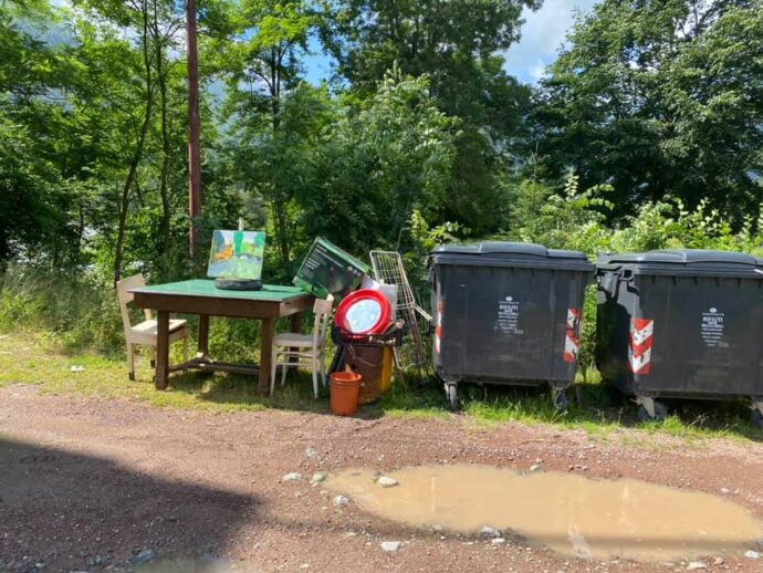 Cantine svuotate e cumuli di rifiuti abbandonati in giro: due casi in alta Valsesia