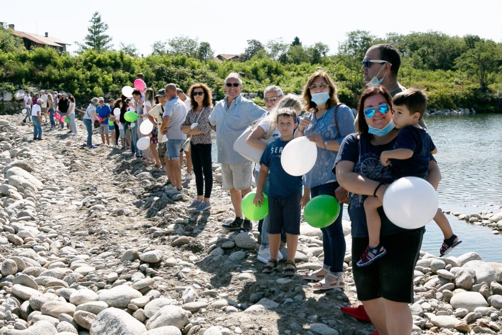 Cinque domande sul ponte di Romagnano: le foto dei cittadini che protestano