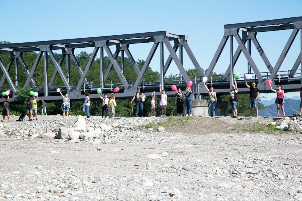 Cinque domande sul ponte di Romagnano: le foto dei cittadini che protestano