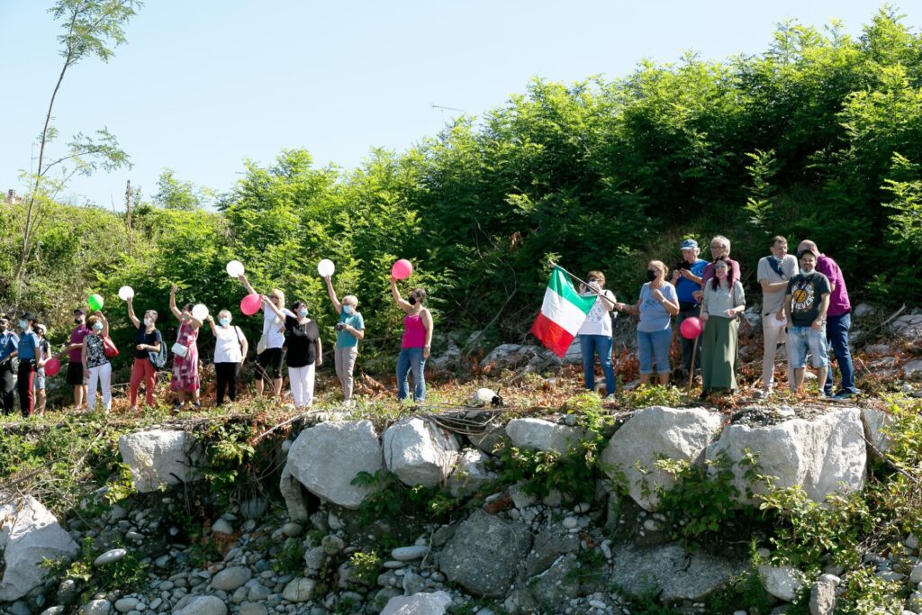 Cinque domande sul ponte di Romagnano: le foto dei cittadini che protestano