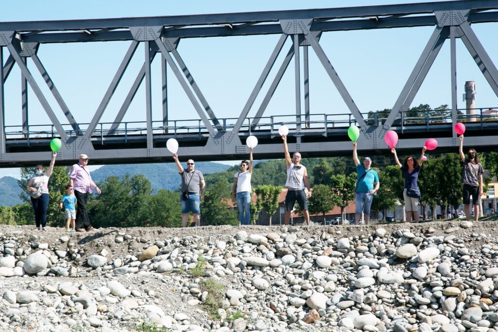 Cinque domande sul ponte di Romagnano: le foto dei cittadini che protestano