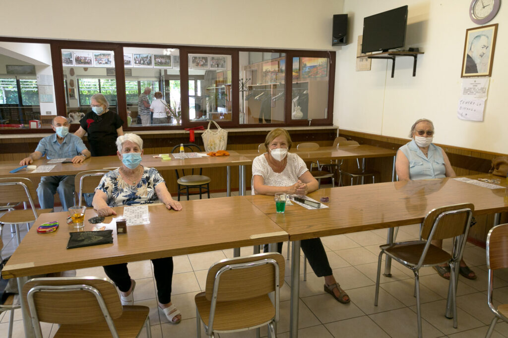 Grignasco la tombola anima il centro incontro riaperto dopo l'emergenza. Le foto