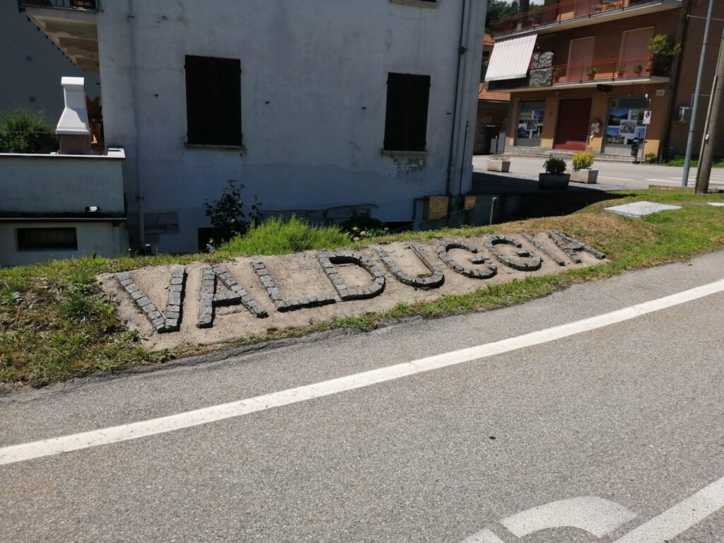 Valduggia rifà le scritte all'ingresso del paese