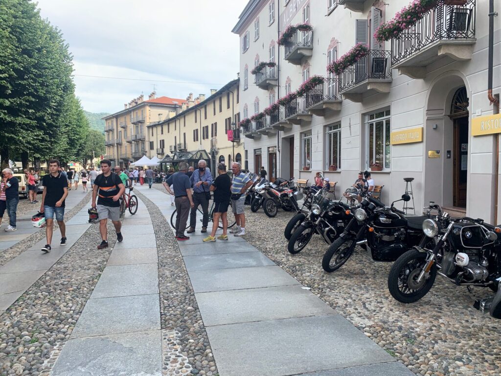 Più di mille veicoli a Varallo tra auto e moto: boom al raduno. Le foto