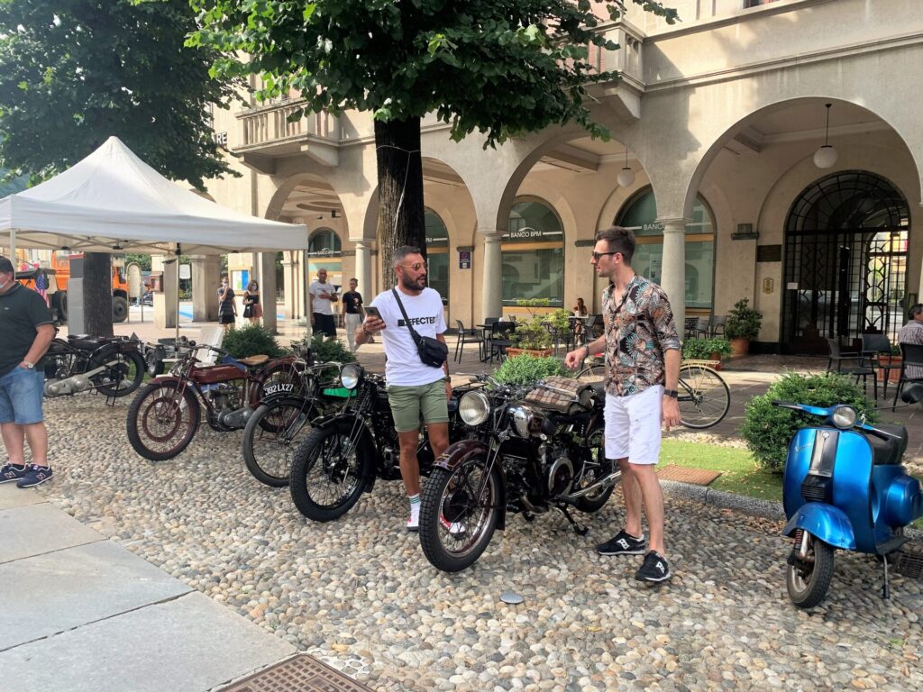 Più di mille veicoli a Varallo tra auto e moto: boom al raduno. Le foto