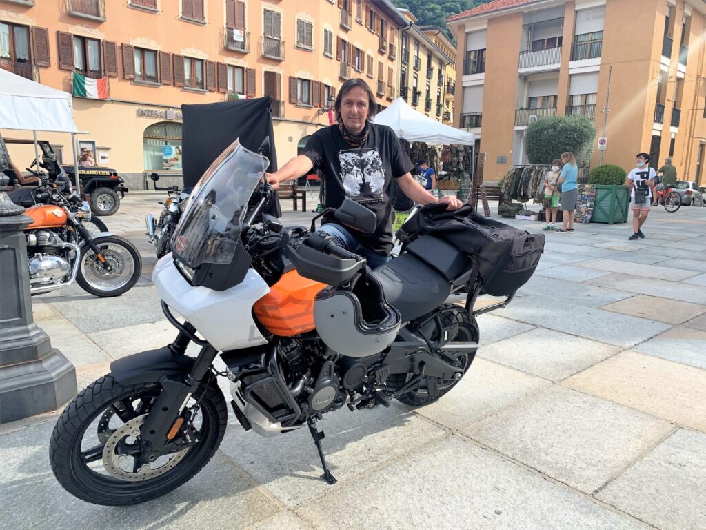 Più di mille veicoli a Varallo tra auto e moto: boom al raduno. Le foto