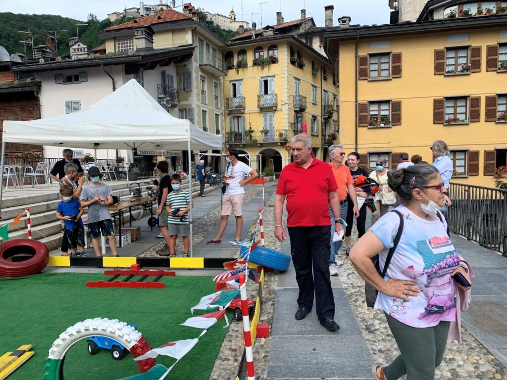 Più di mille veicoli a Varallo tra auto e moto: boom al raduno. Le foto