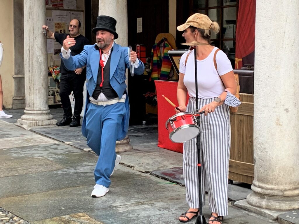 Volley nell'acqua e magia: l'Alpàa Festival sfida il maltempo. Le foto