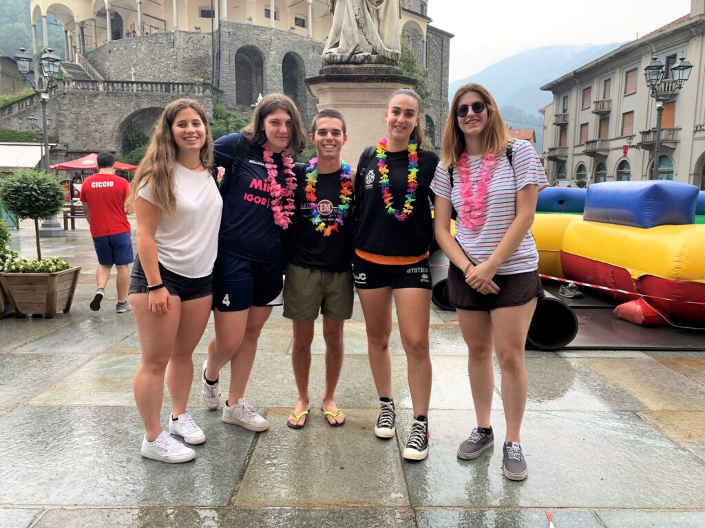 Volley nell'acqua e magia: l'Alpàa Festival sfida il maltempo. Le foto