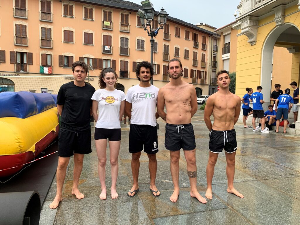 Volley nell'acqua e magia: l'Alpàa Festival sfida il maltempo. Le foto