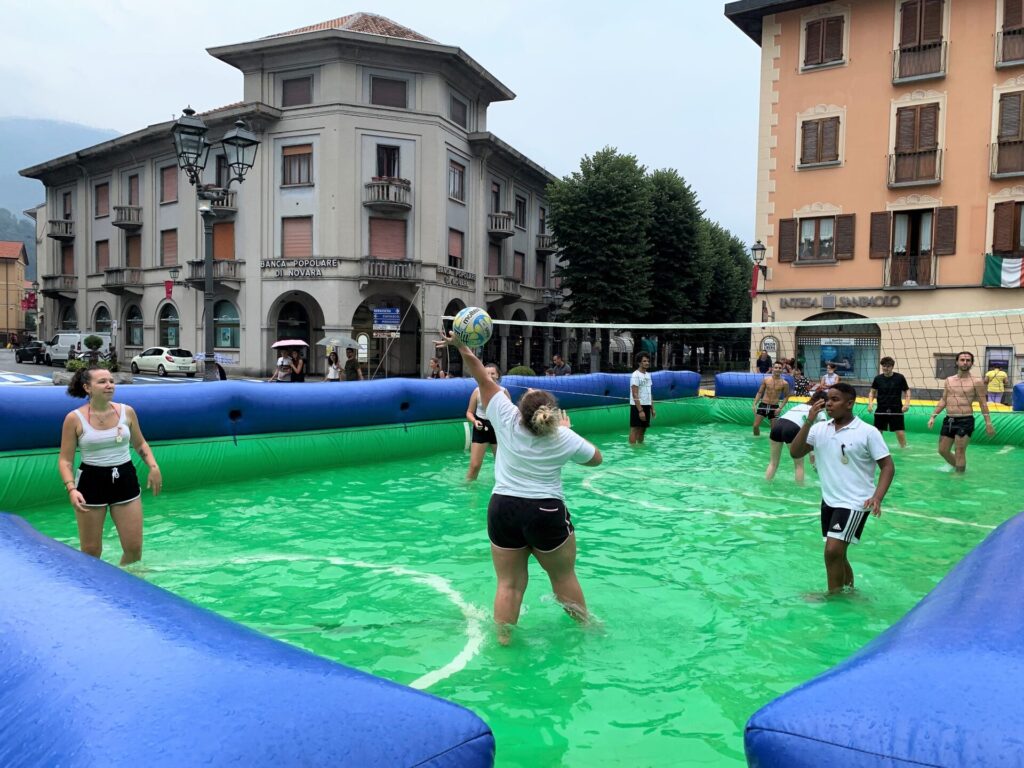 Volley nell'acqua e magia: l'Alpàa Festival sfida il maltempo. Le foto