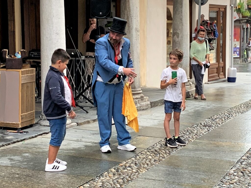 Volley nell'acqua e magia: l'Alpàa Festival sfida il maltempo. Le foto