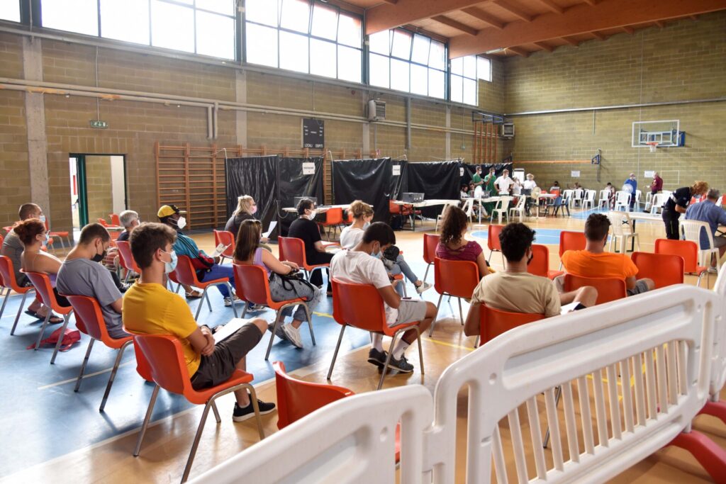 Gattinara cento giovani al Vax Day in palestra. Guarda le foto