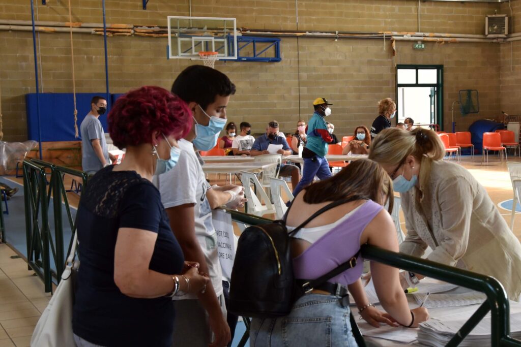 Gattinara cento giovani al Vax Day in palestra. Guarda le foto