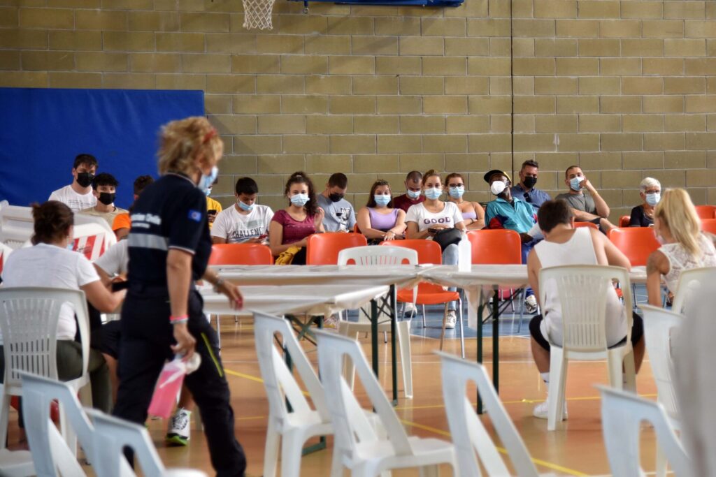 Gattinara cento giovani al Vax Day in palestra. Guarda le foto