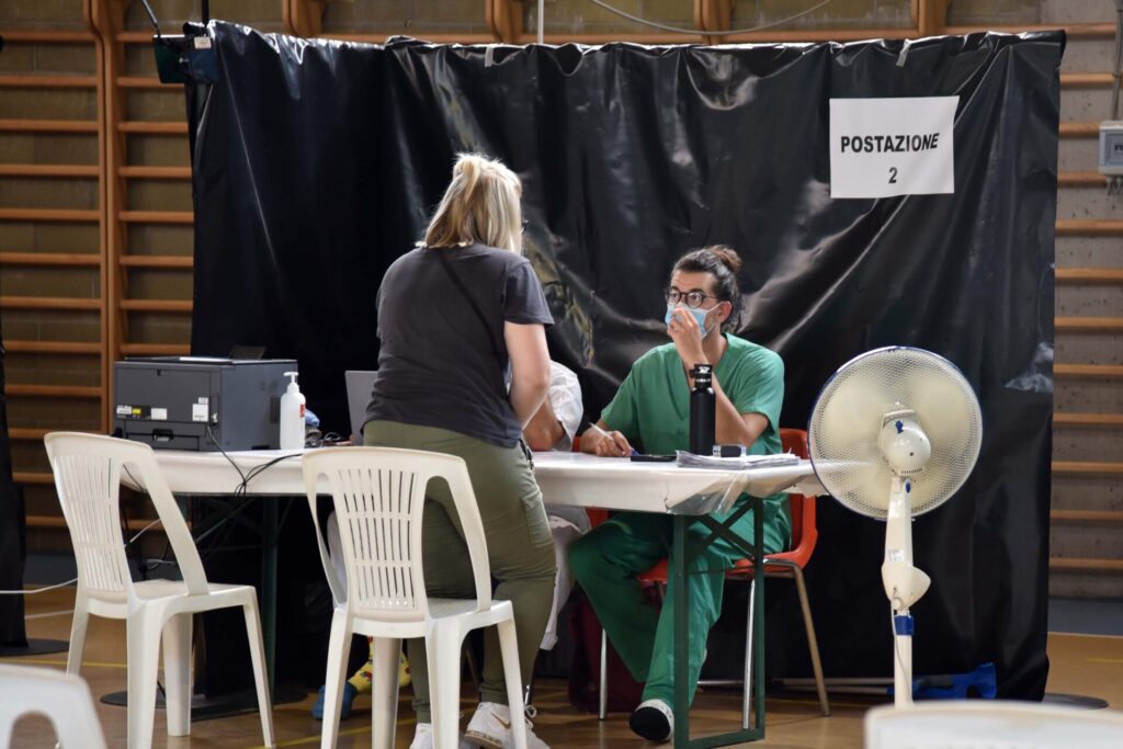 Gattinara cento giovani al Vax Day in palestra. Guarda le foto