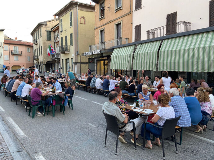 Romagnano cena lungo le strade con la Gustose Serate. Le foto