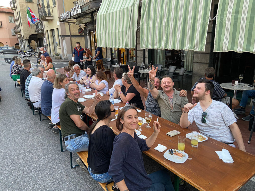 Romagnano cena lungo le strade con la Gustose Serate. Le foto