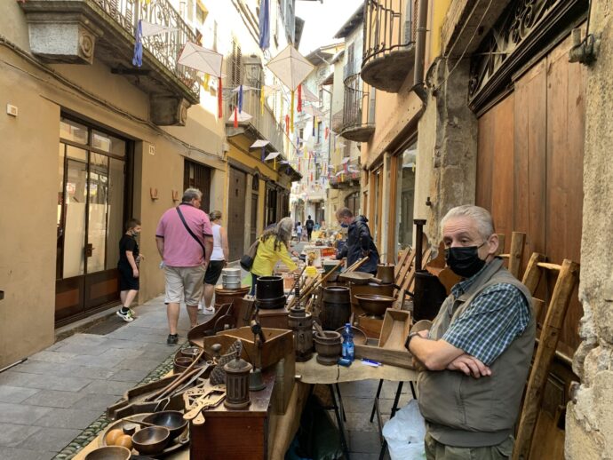 Varallo come una volta con il mercatino dell'artigianato. Le foto