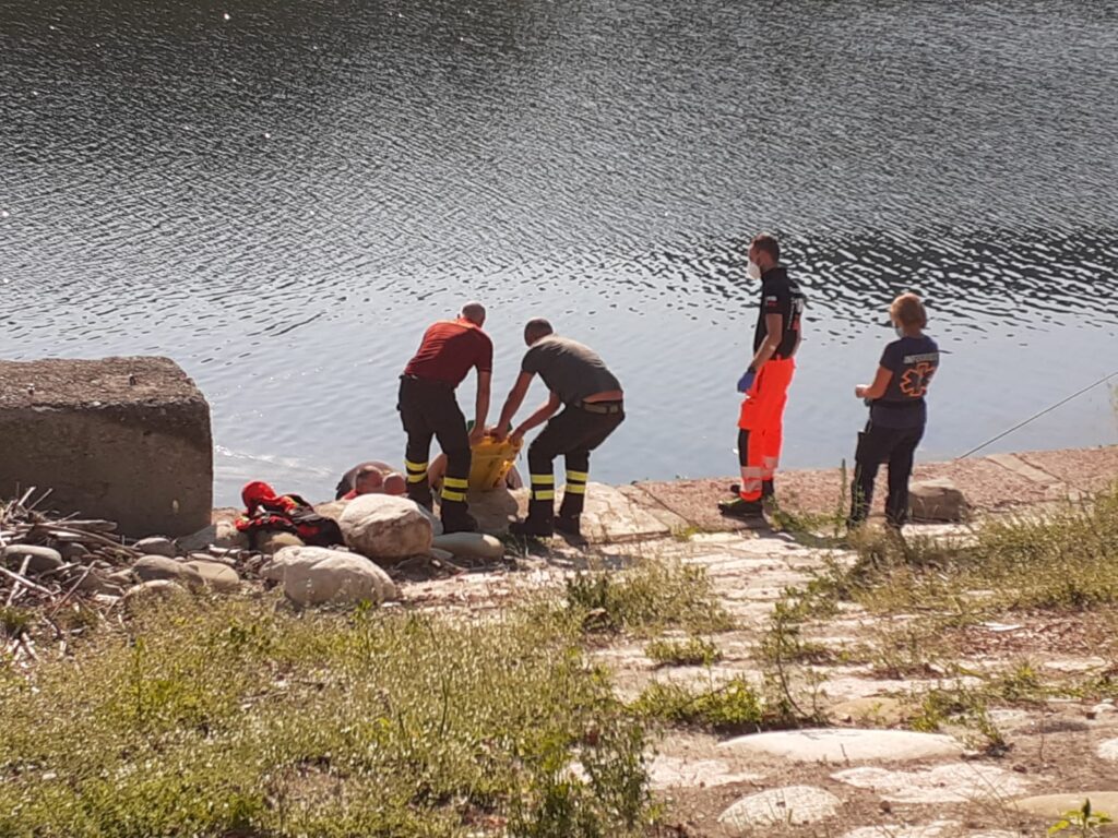 Romagnano si tuffa e si rompe le gambe: le foto dell'intervento di soccorso