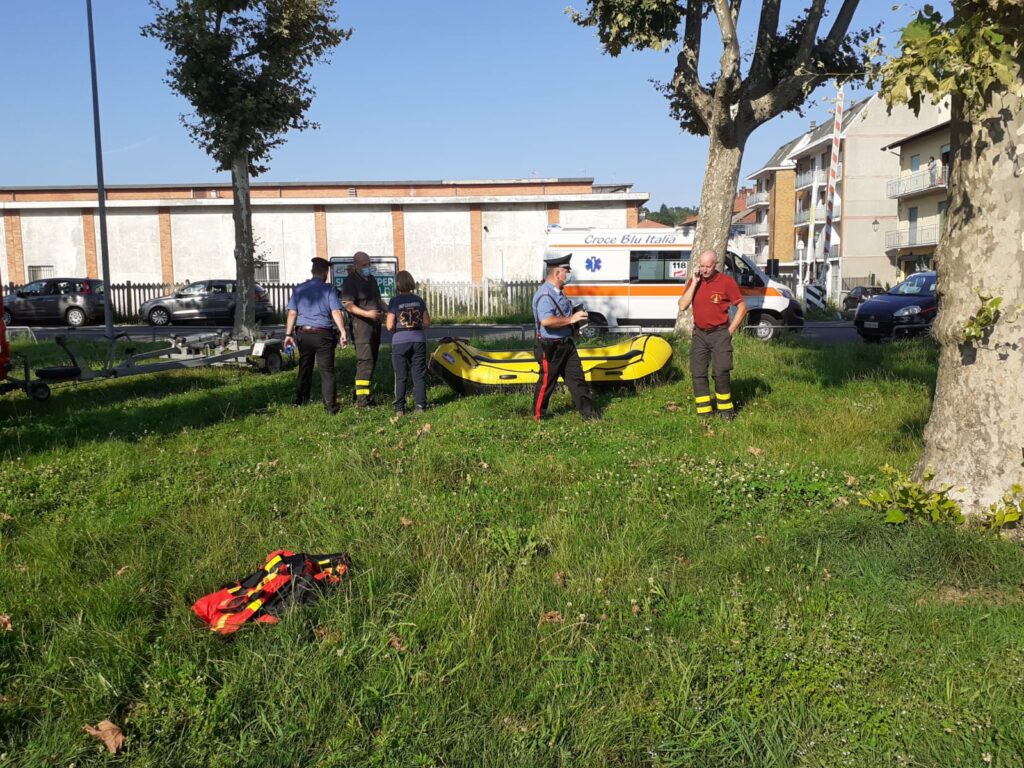 Romagnano si tuffa e si rompe le gambe: le foto dell'intervento di soccorso