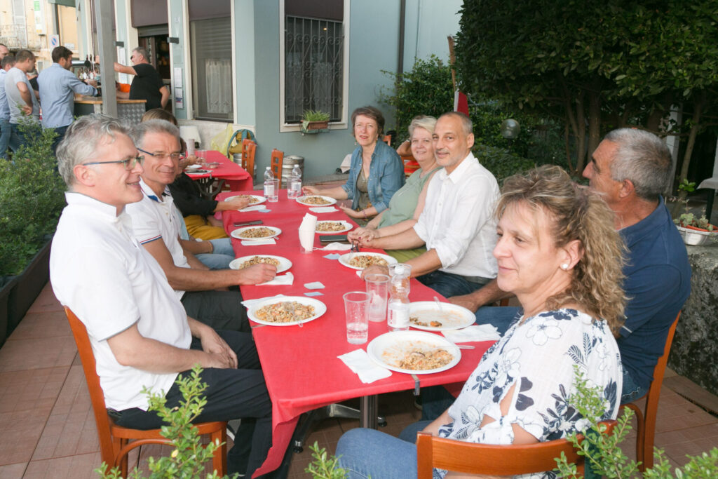 Prato Sesia fa centro con le cene all'aperto: 150 per la "fregola". Le foto