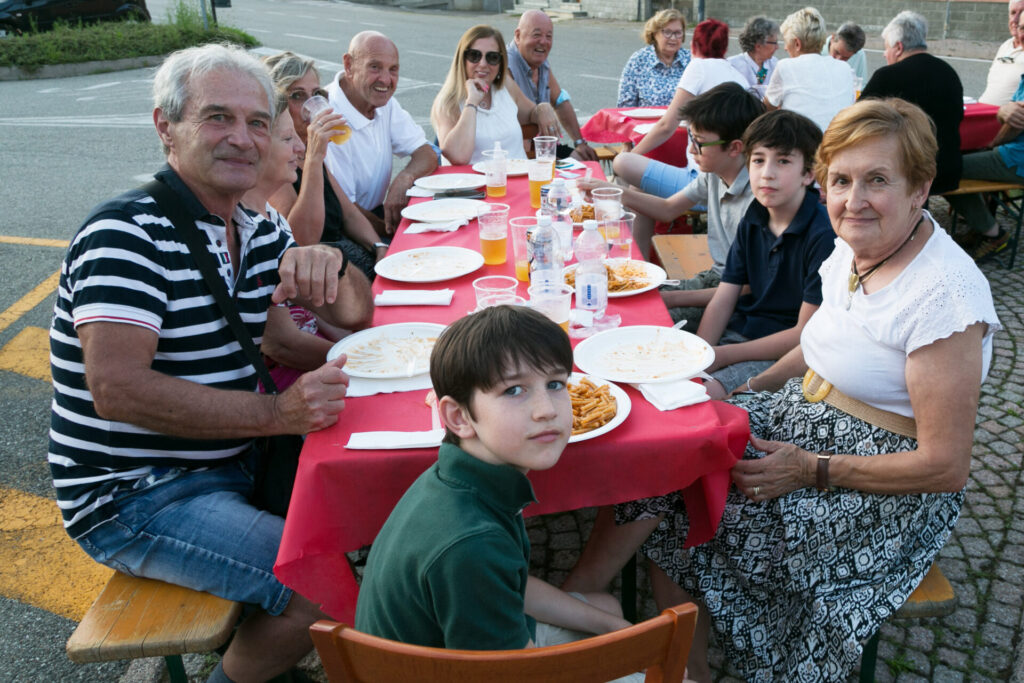 Prato Sesia fa centro con le cene all'aperto: 150 per la "fregola". Le foto