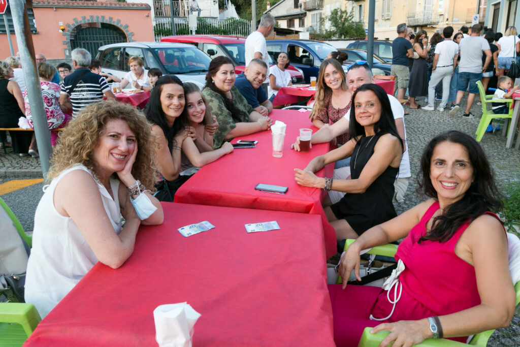 Prato Sesia fa centro con le cene all'aperto: 150 per la "fregola". Le foto