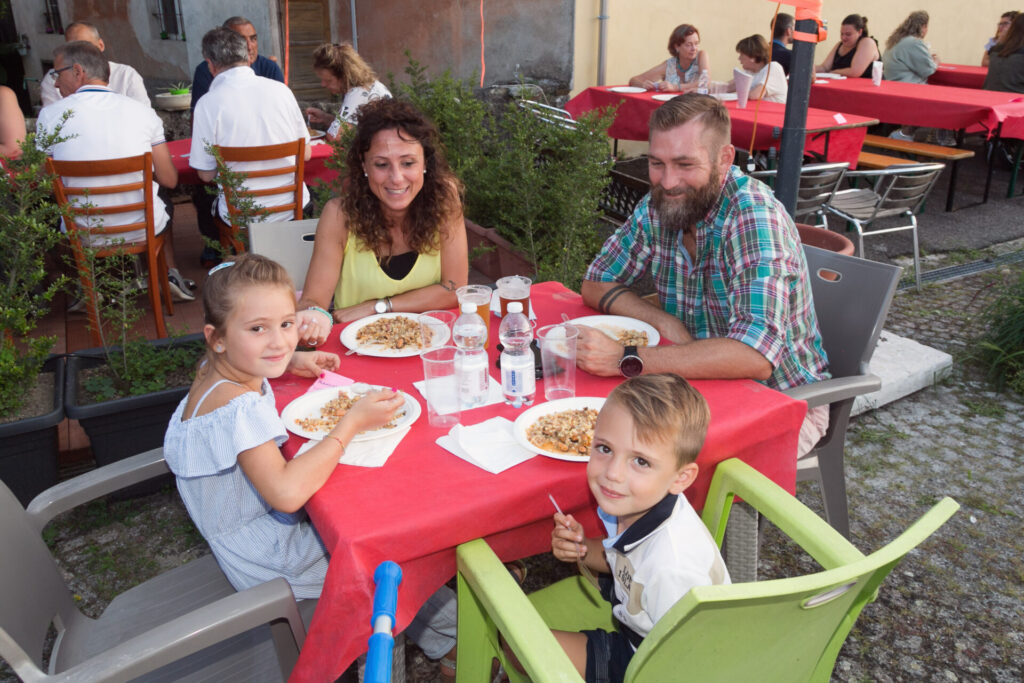 Prato Sesia fa centro con le cene all'aperto: 150 per la "fregola". Le foto