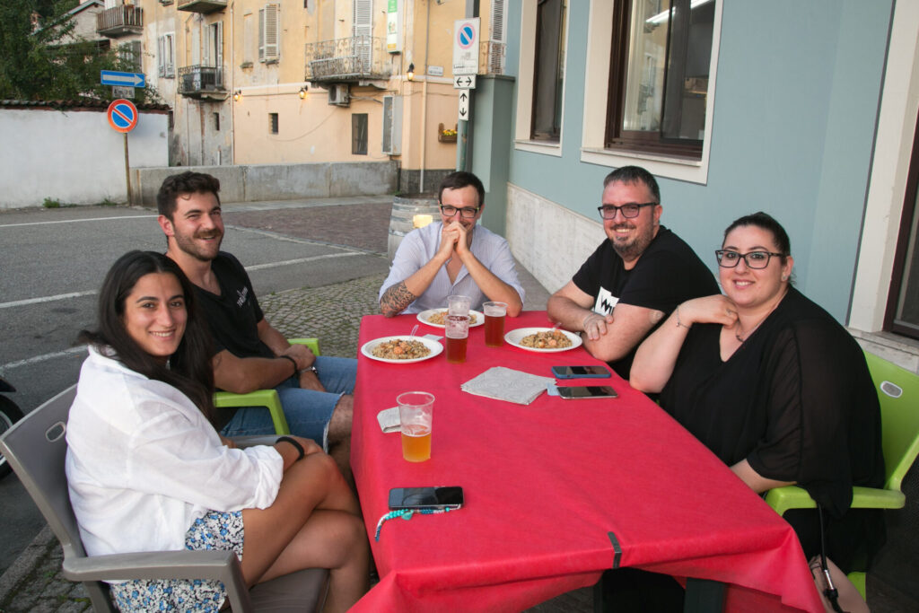 Prato Sesia fa centro con le cene all'aperto: 150 per la "fregola". Le foto