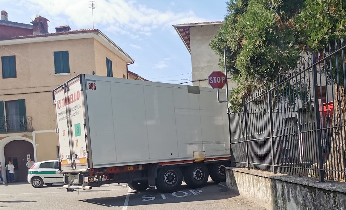 Ghemme camion resta bloccato tra le vie del centro storico
