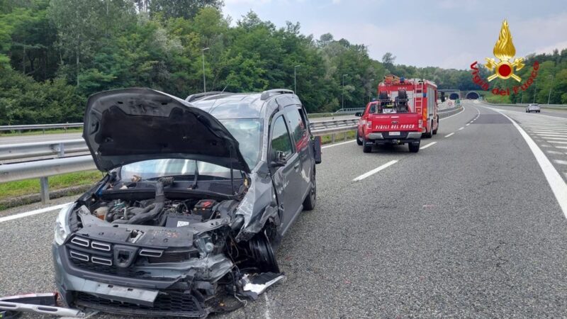 Incidente Sulla A26 Auto Sbanda E Prende Il Muretto Notizia Oggi Borgosesia