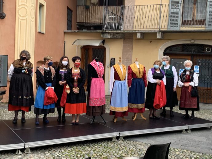 Varallo presenta il suo costume tipico: festa in piazza. Le foto