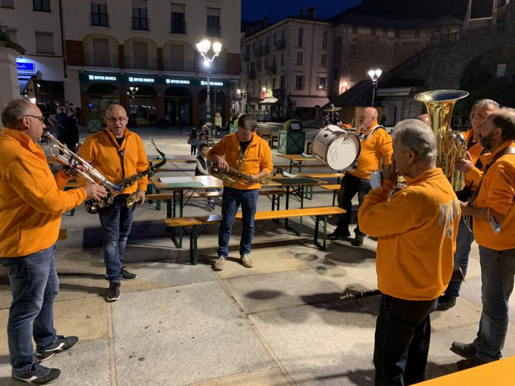 Varallo presenta il suo costume tipico: festa in piazza. Le foto